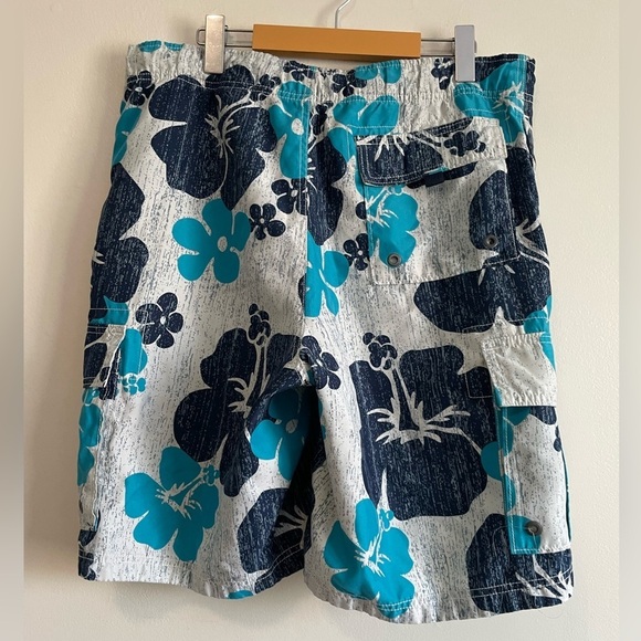 Men’s Hollister Floral Swim  Trunks - Size Small - Picture 3 of 9